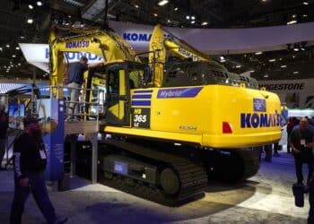 A Komatsu HB365LC hybrid excavator during the ConExpo-Con/Agg tradeshow in Las Vegas, Nevada, US, on Wednesday, March 15, 2023. As electric SUVs and sedans roll onto American highways, diesel still reigns supreme on US construction sites. But walk around the industrys largest trade conference in Last Vegas this week, and the first signs of battery power have finally arrived.