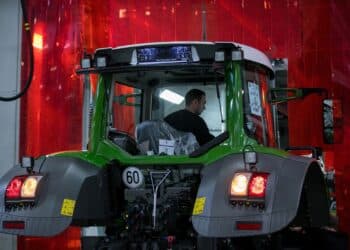 An employee drives a Fendt 200 Vario tractor onto the final quality control line