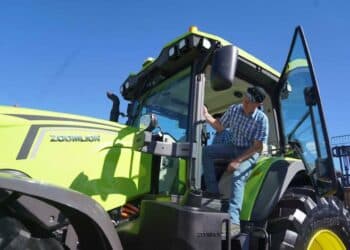 A customer experiences Zoomlion’s DV3504 hybrid tractor at NAMPO Harvest Day 2026 in South Africa on May 12.