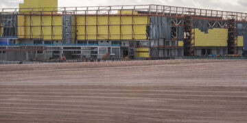 A new section of the Taiwan Semiconductor Manufacturing Company (TSMC) fabrication plant under construction in Phoenix, Arizona, US, on Monday, March 3, 2025. Taiwan Semiconductor Manufacturing Co., the worlds top producer of AI chips, plans to invest an additional $100 billion in US plants that will boost its chip output on American soil and support President Donald Trumps goal of increasing domestic manufacturing.