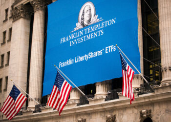 American flags fly in front of Franklin Resources Inc. signage displayed outside the New York Stock Exchange (NYSE) in New York, U.S., on Monday, Nov. 6, 2017. Stocks rose and bonds advanced, while the euro and dollar slipped as President Donald Trump tried to tackle trade on his Asia tour.