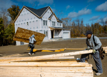 US homebuilder sentiment drops to 14-year low on weak sales