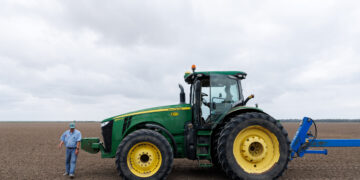 Trump courts farmers with $8 billion fuel aid during harvest